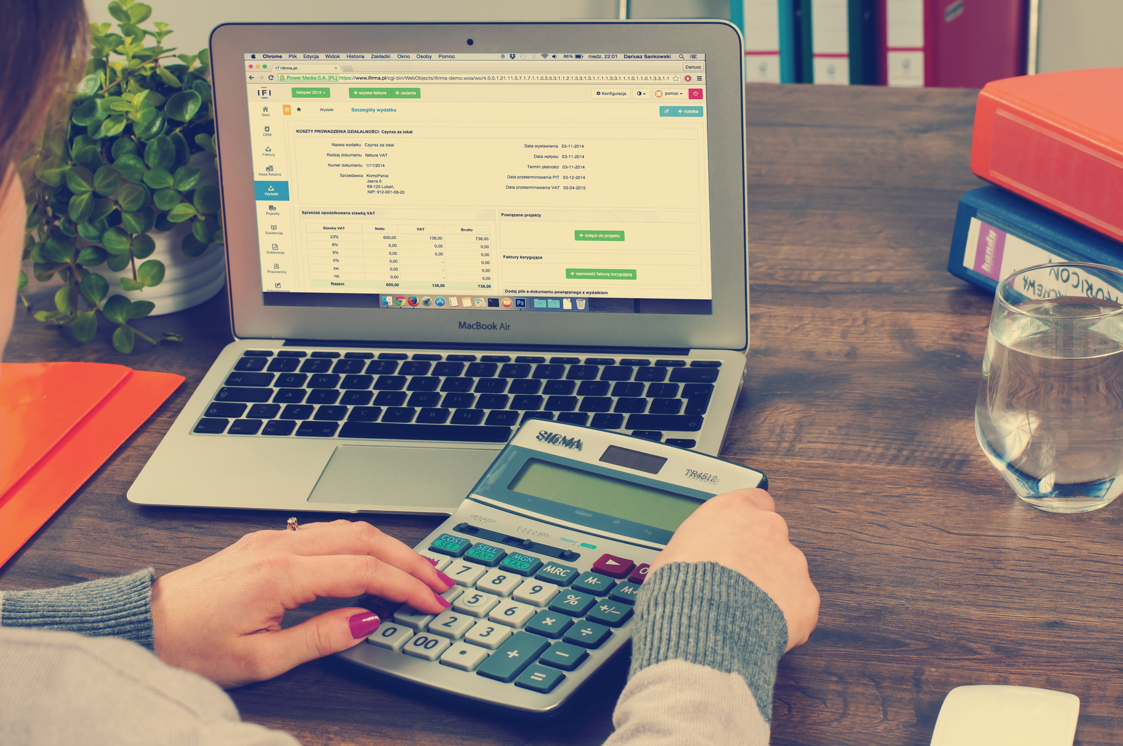 Budget sur ordinateur avec calculatrice