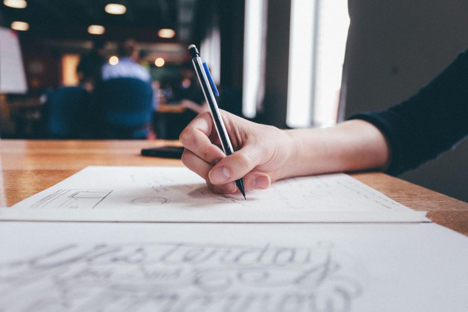 Écriture manuscrite sur un bureau