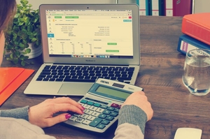 Budget sur ordinateur avec calculatrice