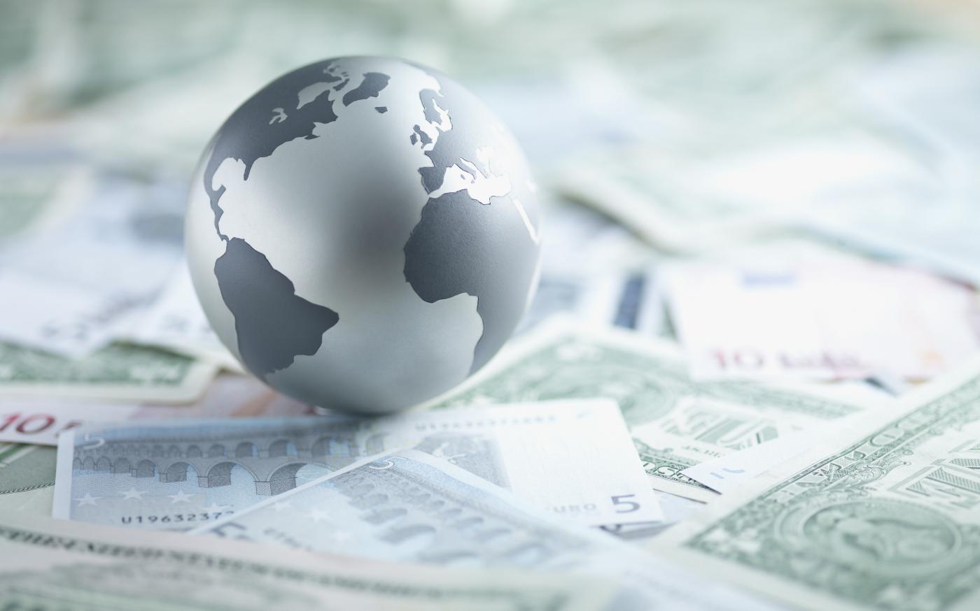 Globe en argent sur billet de monnaie